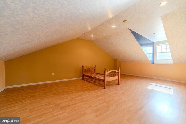 Building Photo - 651 Fawn Cir