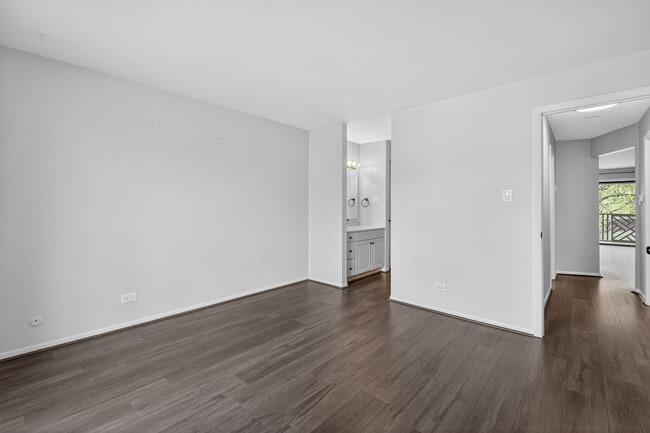 Building Photo - 1700 Lakecliffe Dr