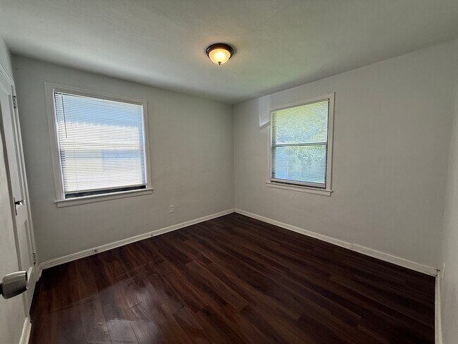 Building Photo - 1976 College Cir S