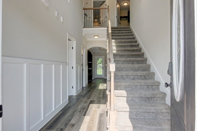 Building Photo - Huge 5 bed 3 ba.  Gorgeous House Near Post...