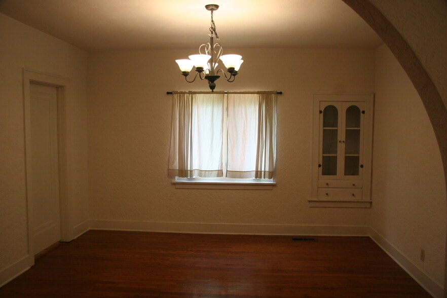 Building Photo - 215 Lincoln St