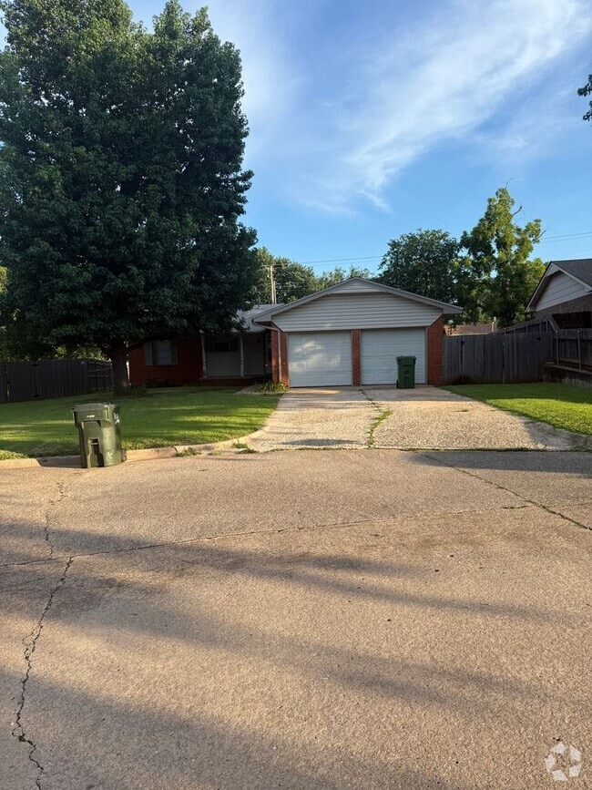 Building Photo - For Rent - Charming 3 bedroom home in Yukon!