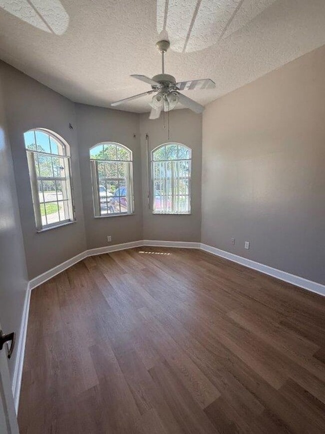 Building Photo - 3838 Peacock Dr