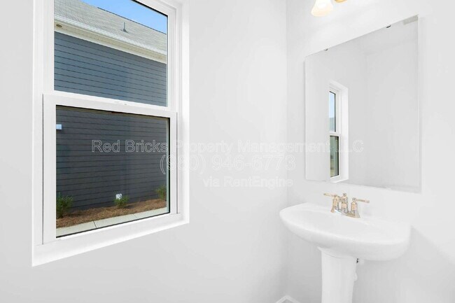 Building Photo - 790 Earhart St NW