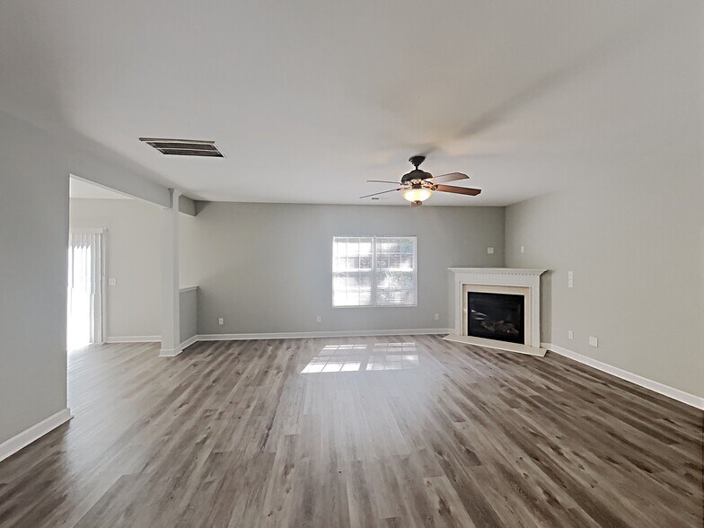 Building Photo - 202 River Hills Dr