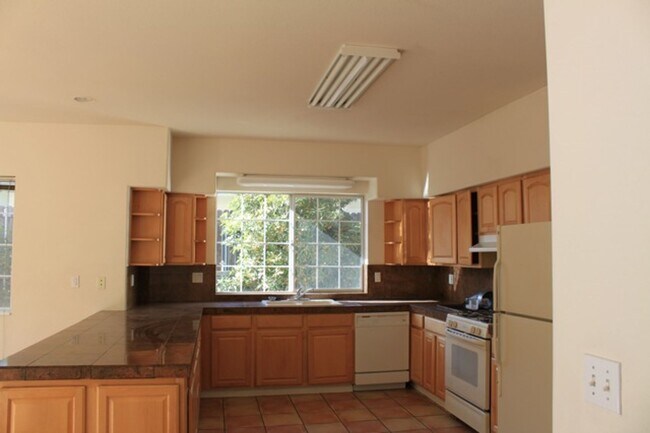 Building Photo - Beautiful Spacious 5 Bedroom, 4 Bathroom House Centrally Located