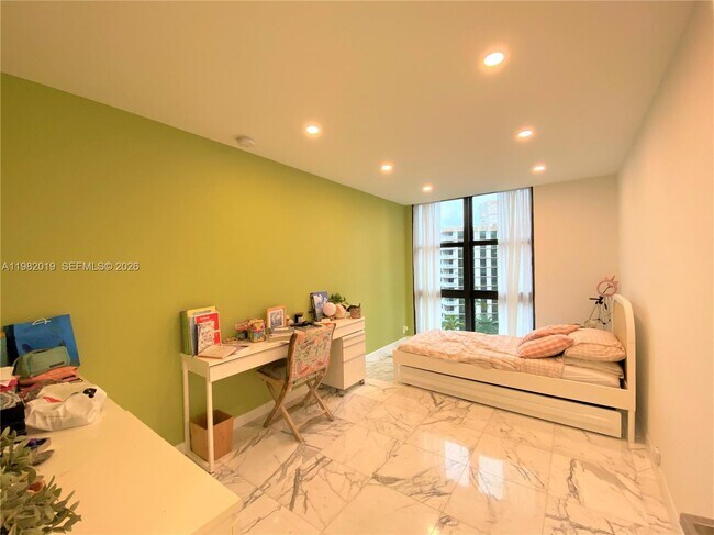 Building Photo - 1121 Crandon Blvd