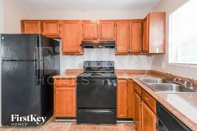 Building Photo - 567 Serenade Cir E