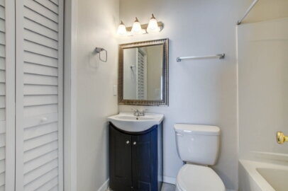 Building Photo - 2 Bedroom/ 2 Bath Condo/Open Floor Plan