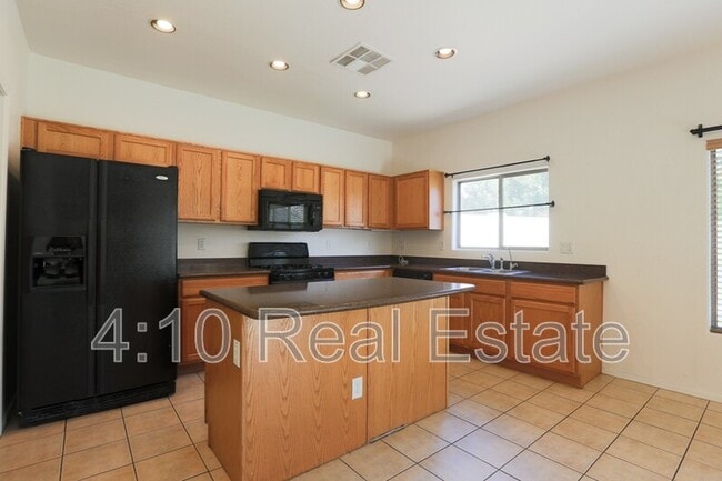 Building Photo - 2644 E Chester Dr