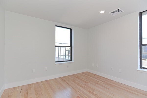 Building Photo - 1674 Beacon St