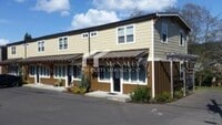 Building Photo - 2 Bedroom 1 Bathroom Townhome in Downtown ...