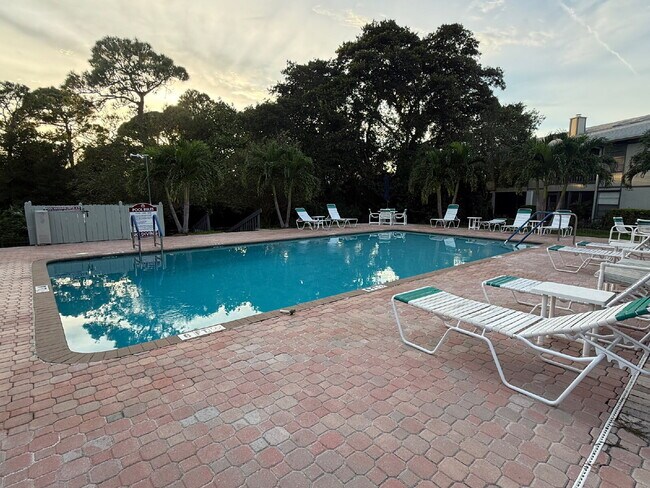 Building Photo - Spacious 2BR/2BA Condo with Vaulted Ceilin...