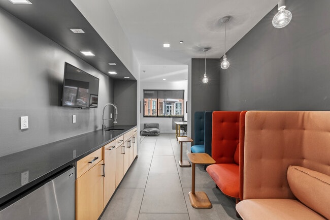 Building Photo - 19 Day St