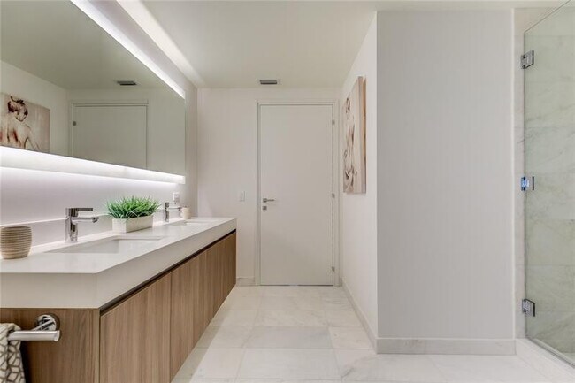 Building Photo - 401 N Birch Rd