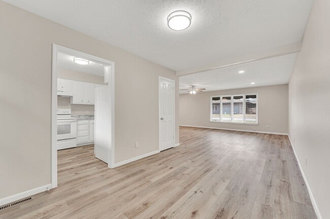 Building Photo - Hickory Village 55 Plus, LLC - 3700 E Cherry St Springfield, MO 65809