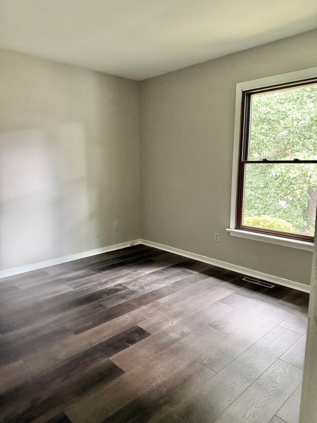 Building Photo - Adorable Recently Renovated 3 Bed 1.5 Bath...