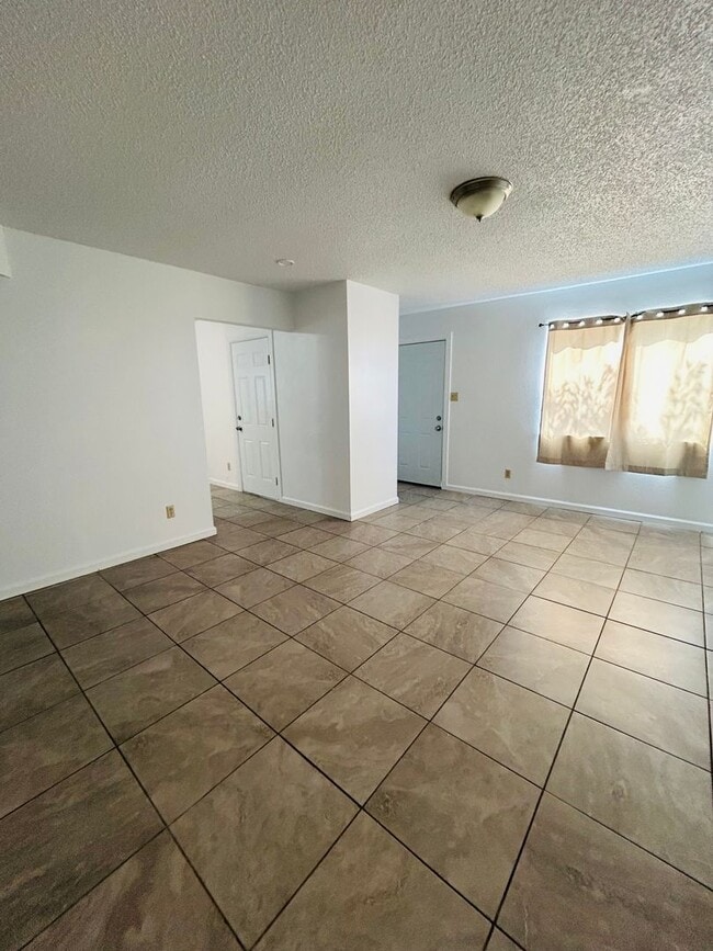 Building Photo - 3 bed 2 bath