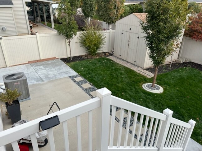 Building Photo - Beautifully updated home with fenced backyard