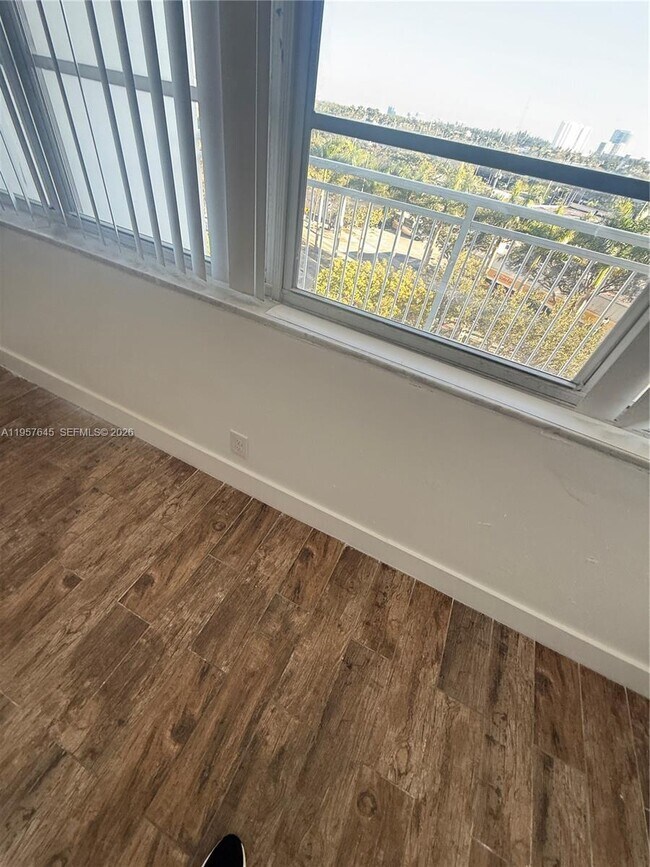 Building Photo - 2025 NE 164th St