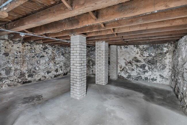 Building Photo - 73 Walnut St