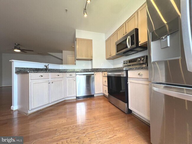 Building Photo - 4971 Clarendon Terrace