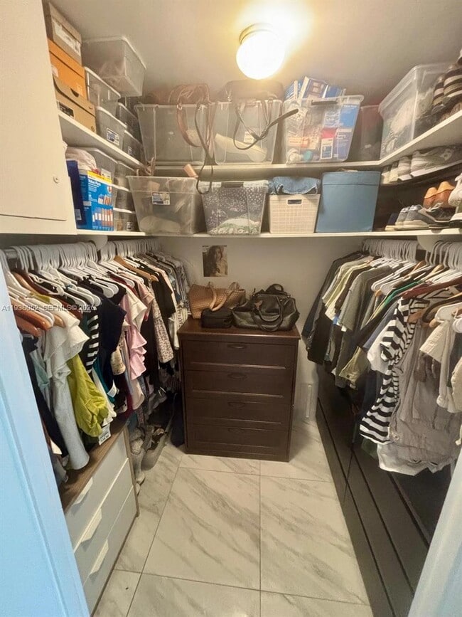 Building Photo - 10101 E Bay Harbor Dr