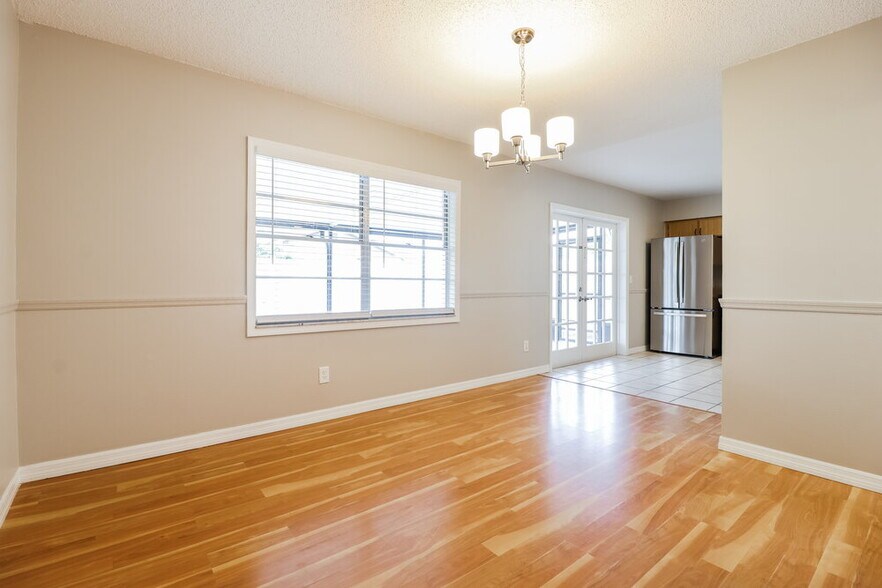 Building Photo - 2825 Cedaridge Dr