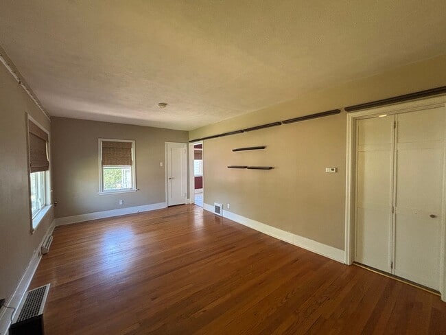 Building Photo - 3 Bedroom 1 Bathroom