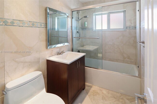 Building Photo - 2031 NE 14th Ct