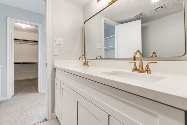 Building Photo - 10816 Briar Forest Dr