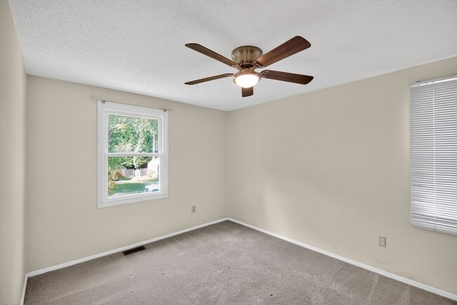 Building Photo - Bright and spacious 4Bd/2.5Bth haven located in a peaceful cul-de-sac!