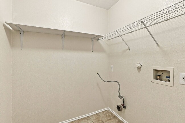 Building Photo - 4 bedroom PLUS flex space for optional 5th bedroom in Kensington Trails