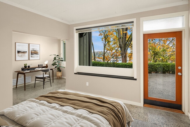 Building Photo - 2564 Dexter Ave N