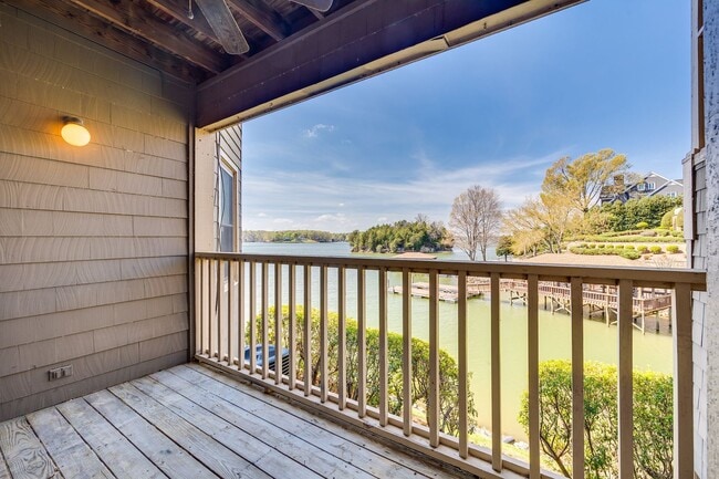 Building Photo - Charming 2 bed 2 bath condo with great water views in gated community in Charlotte on Lake Wylie!