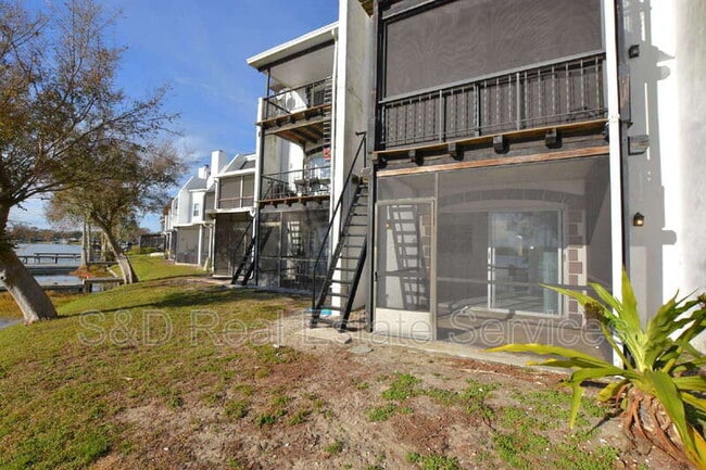 Building Photo - 2227 9th St SE