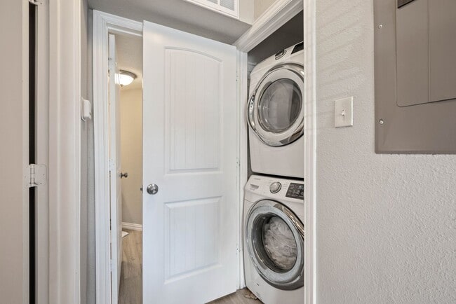 Building Photo - Furnished Condo with Modern Finishes in Arlington - Flexible Lease Terms