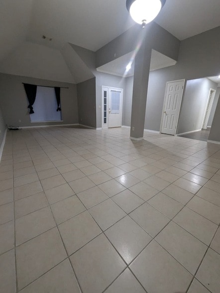 Building Photo - 827 Coral Tree Pl