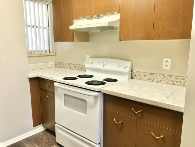 Explore the elegance of this chic kitchen, combining functionality with modern design. - GRACE LANDINGS APARTMENTS