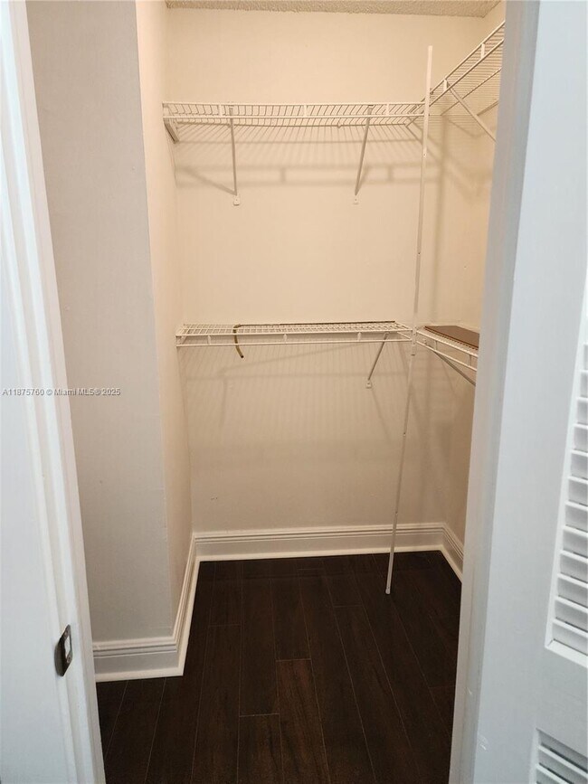 Building Photo - 681 S Hollybrook Dr