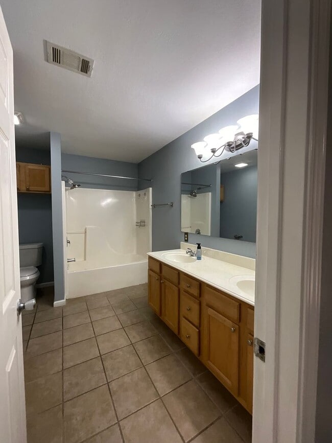 Building Photo - 2123 Hickory Dr