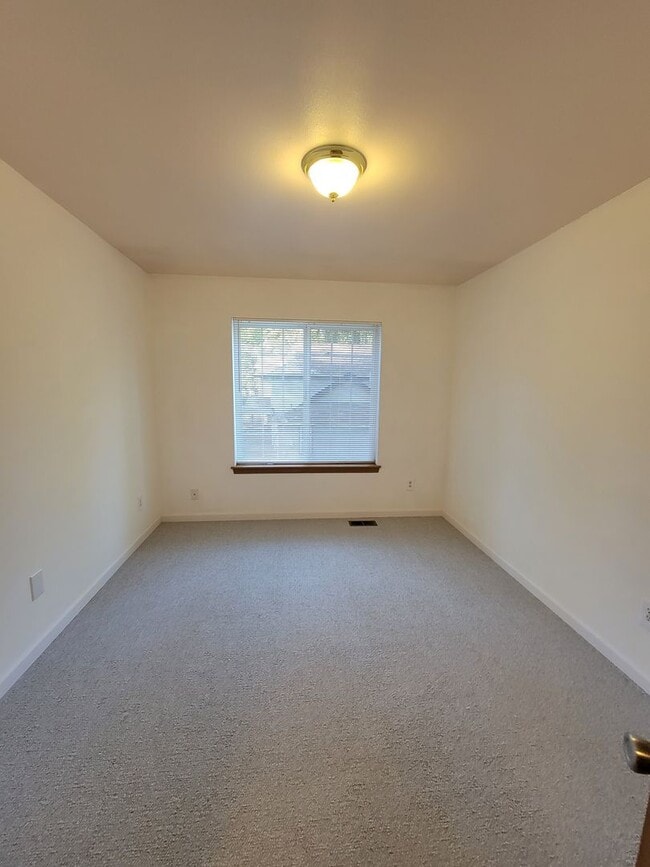 Building Photo - Newer 2 story 1761 sq ft 3 bedroom, 2 1/2 bath home with 2 car garage