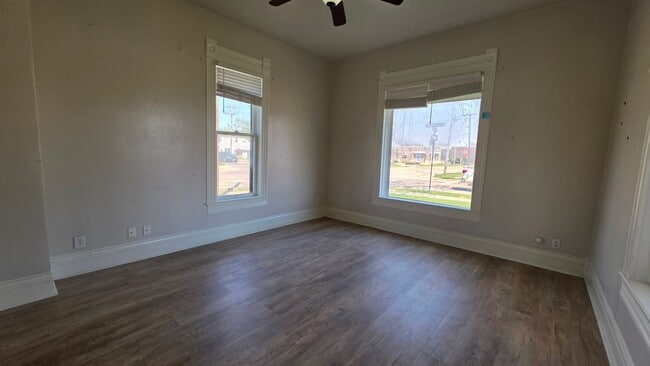 Building Photo - 145 N Kealy Ave