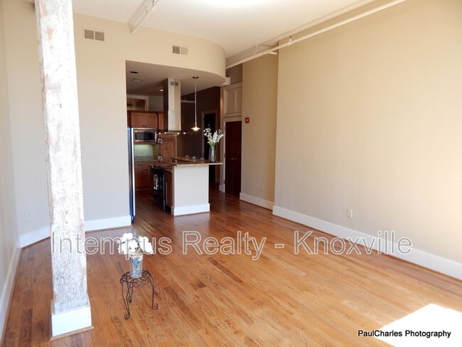 Building Photo - 402 S Gay St