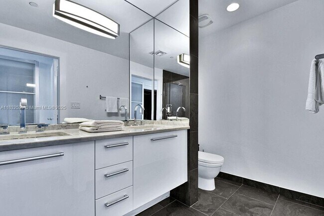 Building Photo - 900 Biscayne Blvd