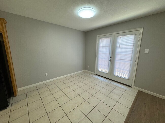 Building Photo - Updated 4 Bedroom Duplex in China Spring ISD