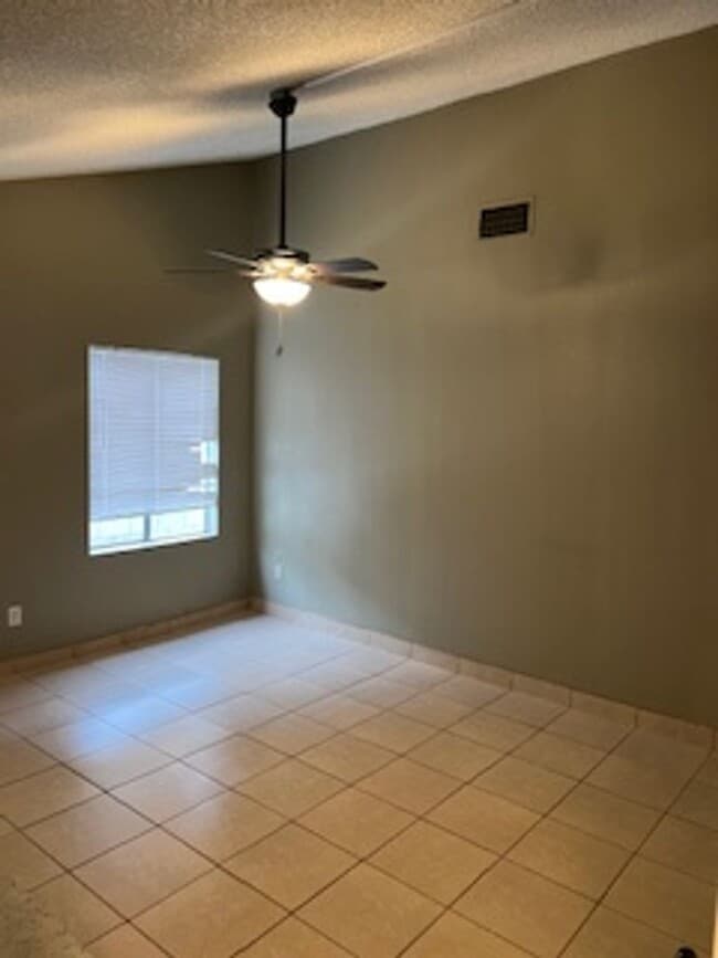 Building Photo - Southwest Bakersfield Home with Pool