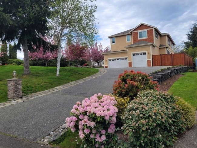 Building Photo - UPDATED CHAFFEY 4 BEDROOOM KINGSTON HOME FOR RENT WITH GREAT VIEWS!
