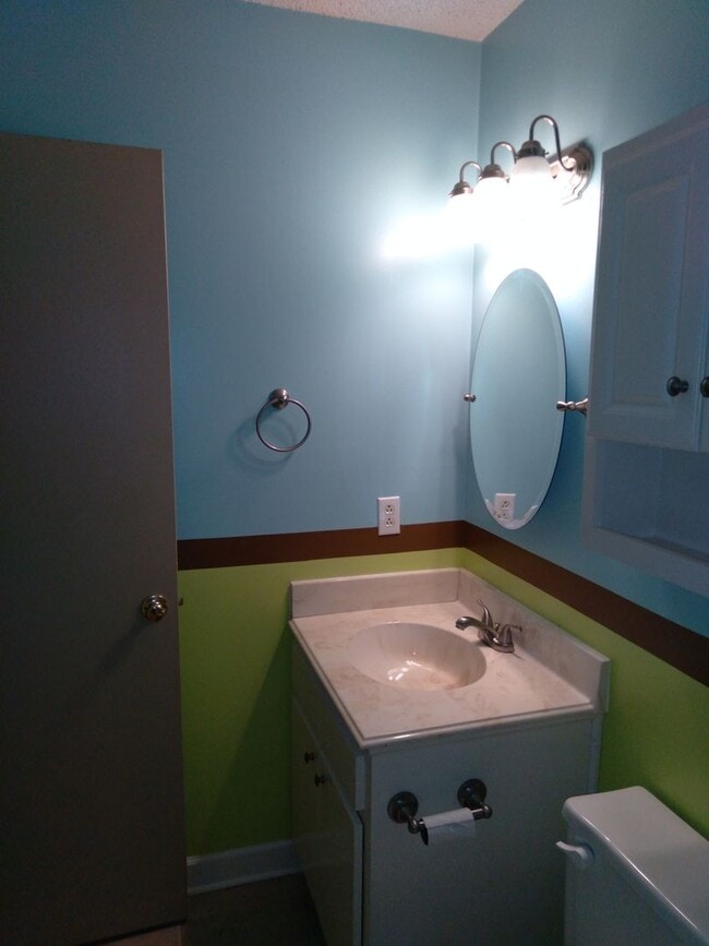 Building Photo - Cute 3 bedroom, 2 bath house with garage a...