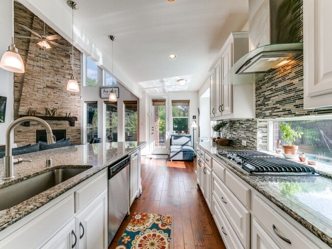 Building Photo - This home is a must see!!